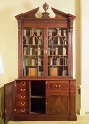 Gebroken fronton bureau boekenkast, door Chippendale, 18e eeuw